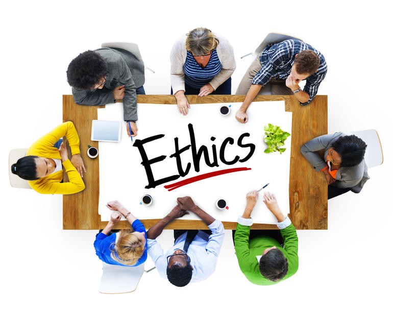 Collega's rond een tafel met het woord Ethics