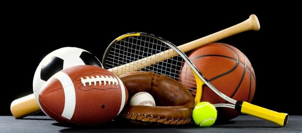 Verschillende sportballen, een racket en een knuppel